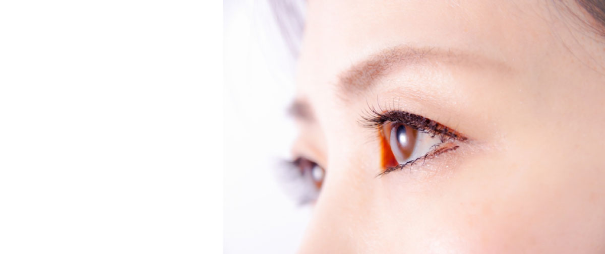 女性の横から見た目元のアップした画像