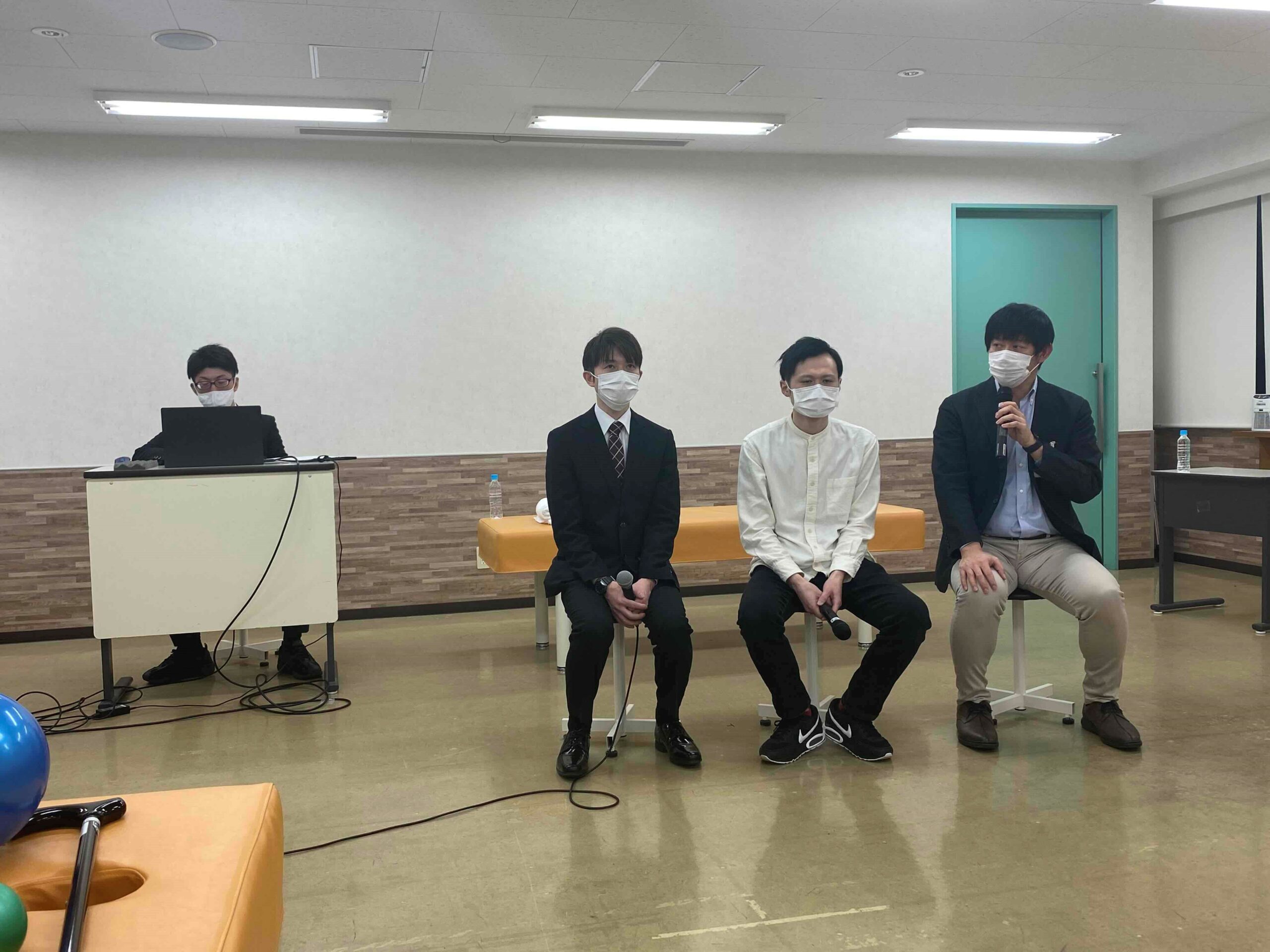 質疑応答の答えている講師の写真