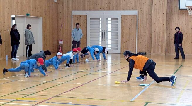 全身を使ってアニマルウォークに挑戦
